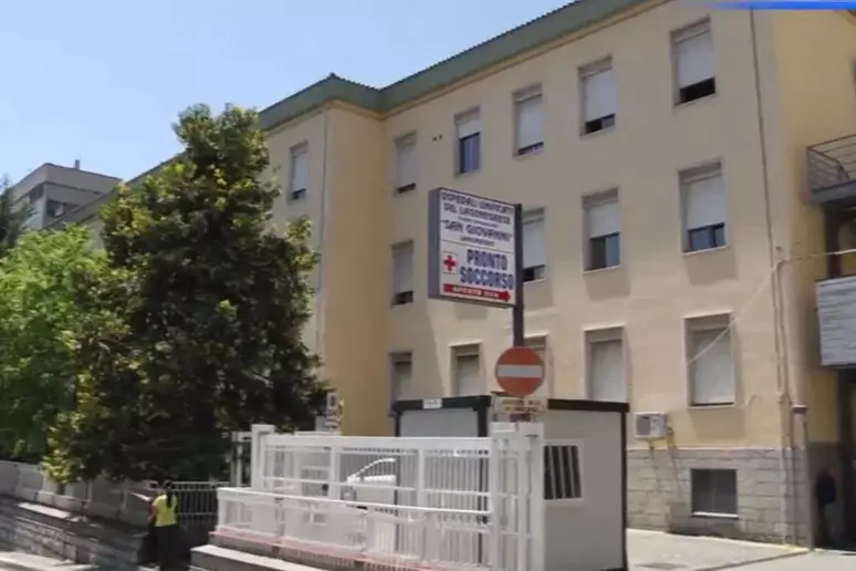 Donna di Scalea muore dopo il parto, l’assessore alla Salute in visita all’ospedale: «Vicini alla famiglia»\n