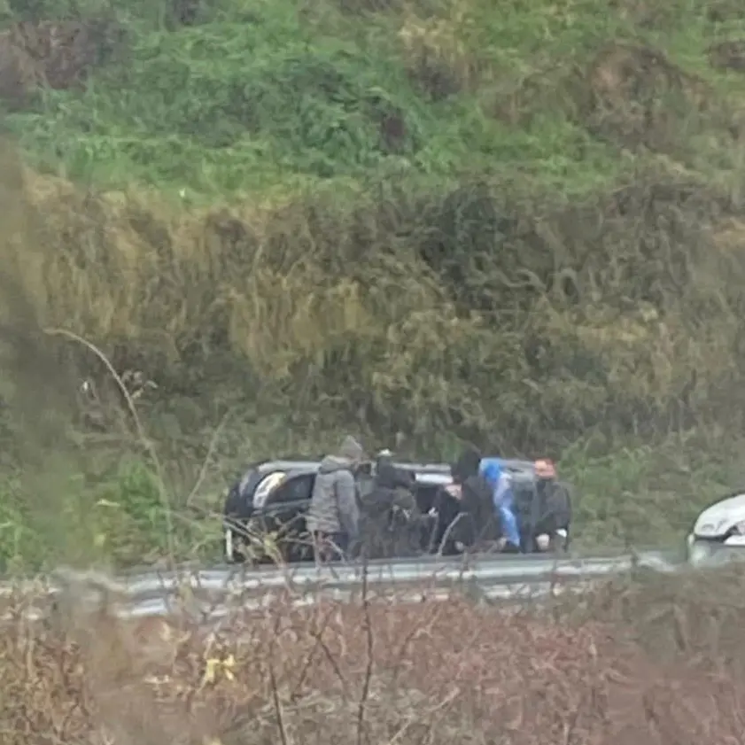 Acri, auto si ribalta sulla SS660: paura per il conducente\n