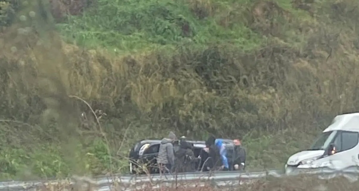 Acri, auto si ribalta sulla SS660: paura per il conducente\n