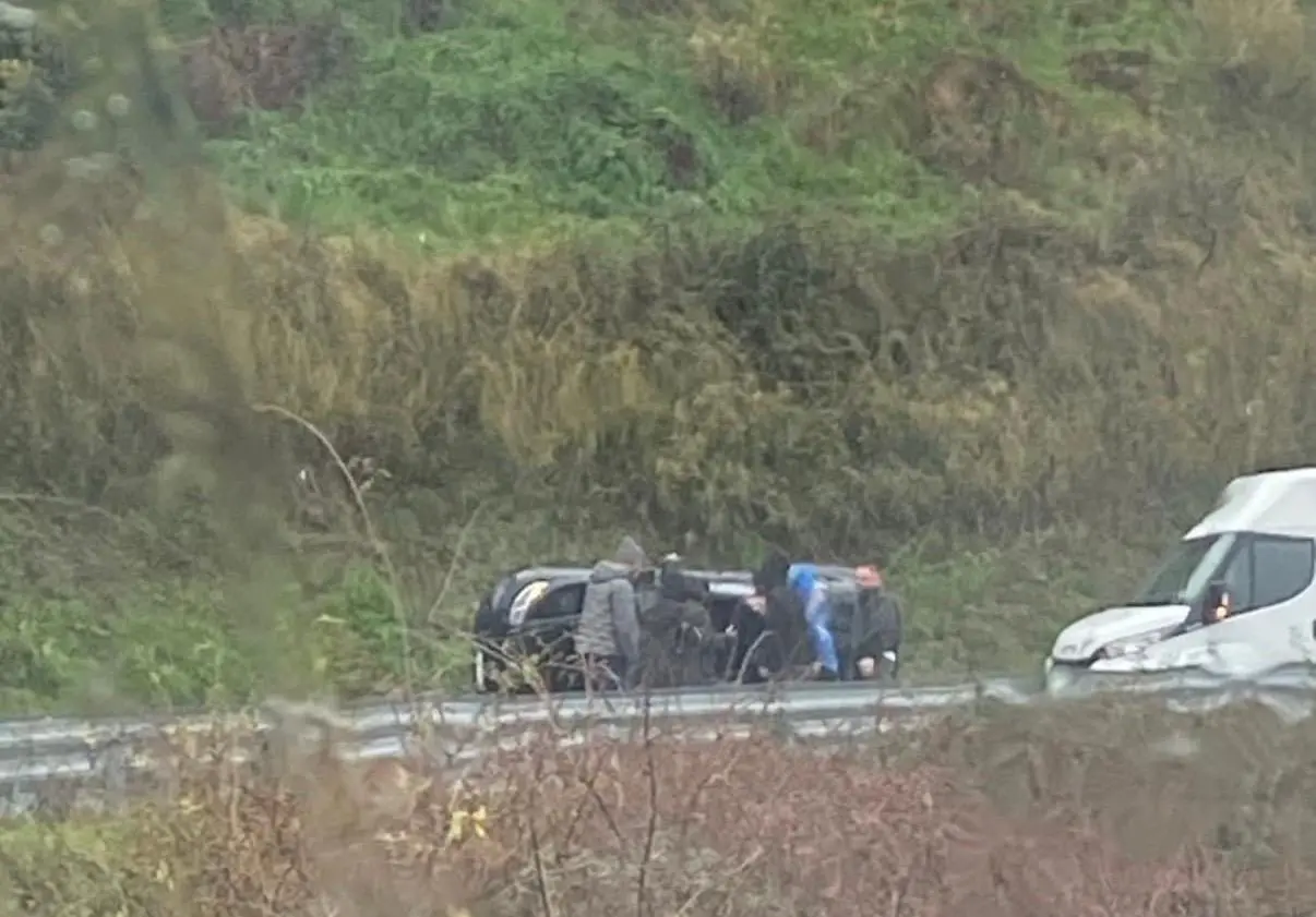 Acri, auto si ribalta sulla SS660: paura per il conducente\n