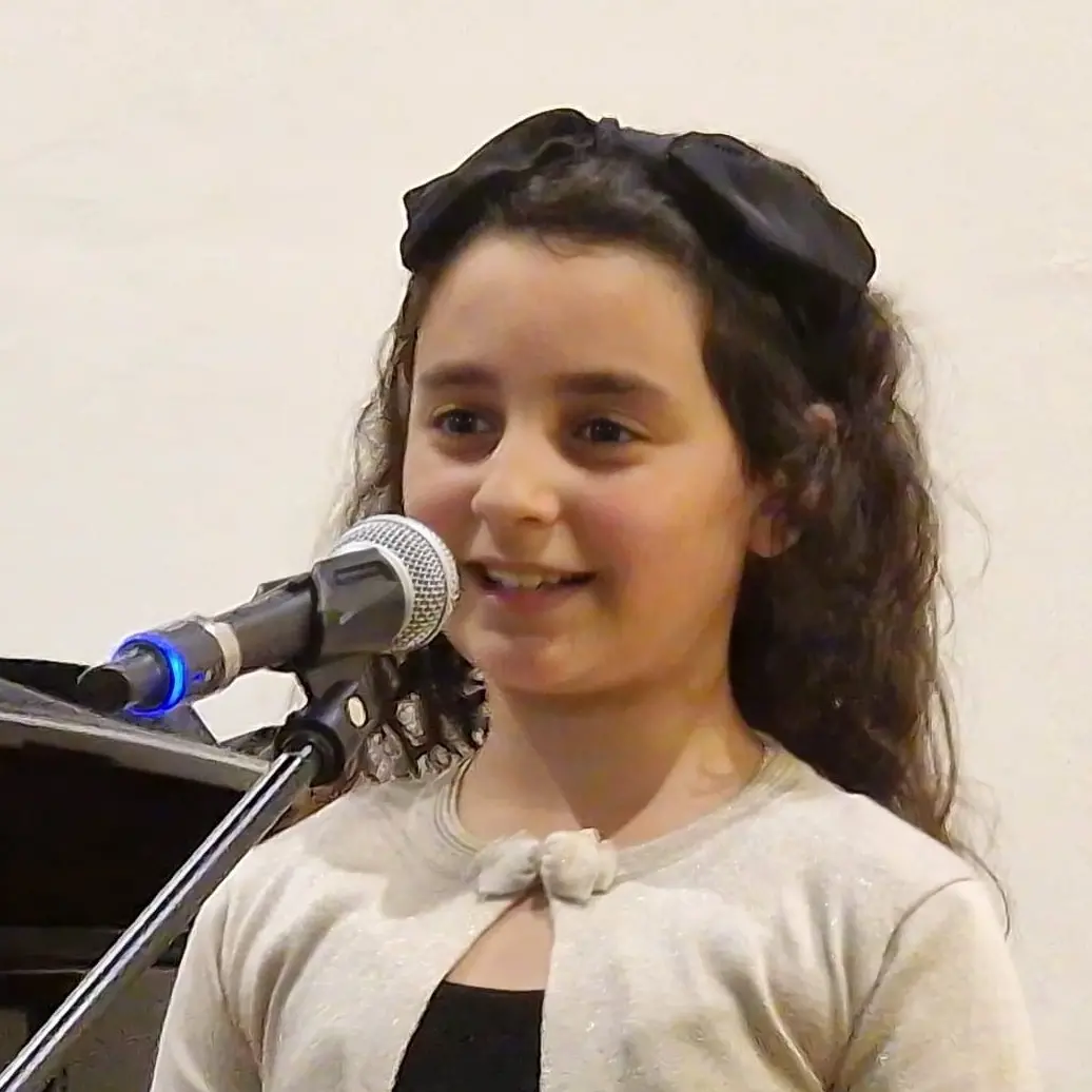 Beatrice Lico trionfa al MelaCanto Talent, la 12enne vibonese dedica una canzone al nonno scomparso e conquista il 1° posto\n