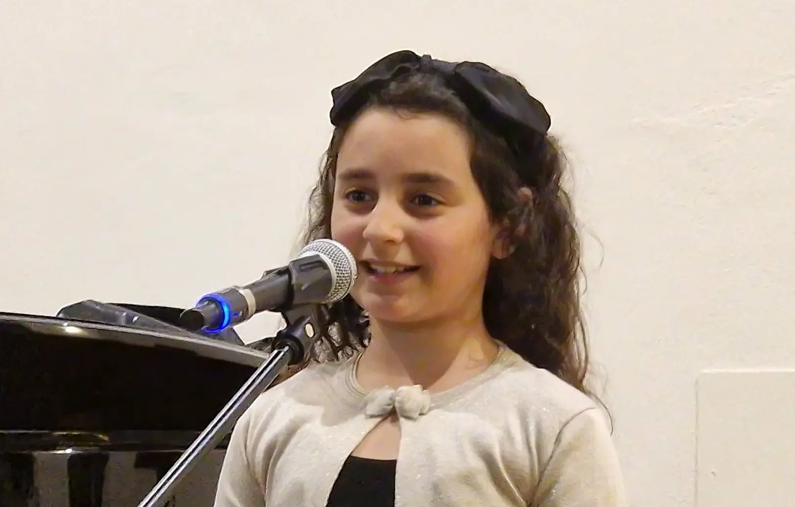 Beatrice Lico trionfa al MelaCanto Talent, la 12enne vibonese dedica una canzone al nonno scomparso e conquista il 1° posto\n