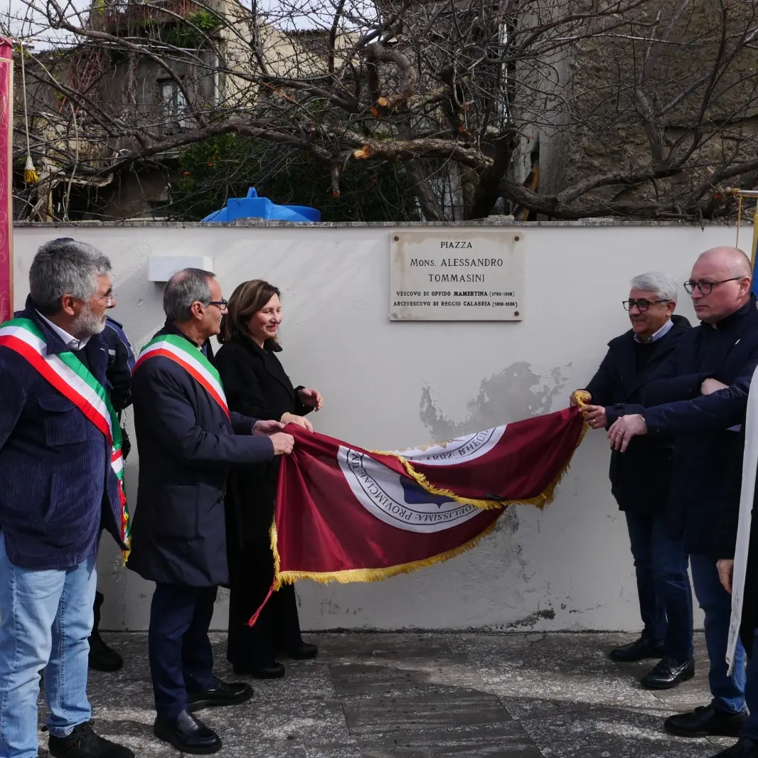 Diminniti omaggia un suo eccellente \"figlio\" -mons. Alessandro Tommasini- con l’intitolazione di un’importante piazza\n