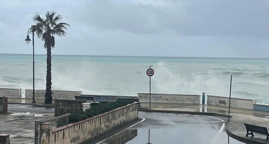 «Qui a Fuscaldo il mare divorerà le case se non facciamo subito qualcosa»: il sindaco Middea lancia l’allarme