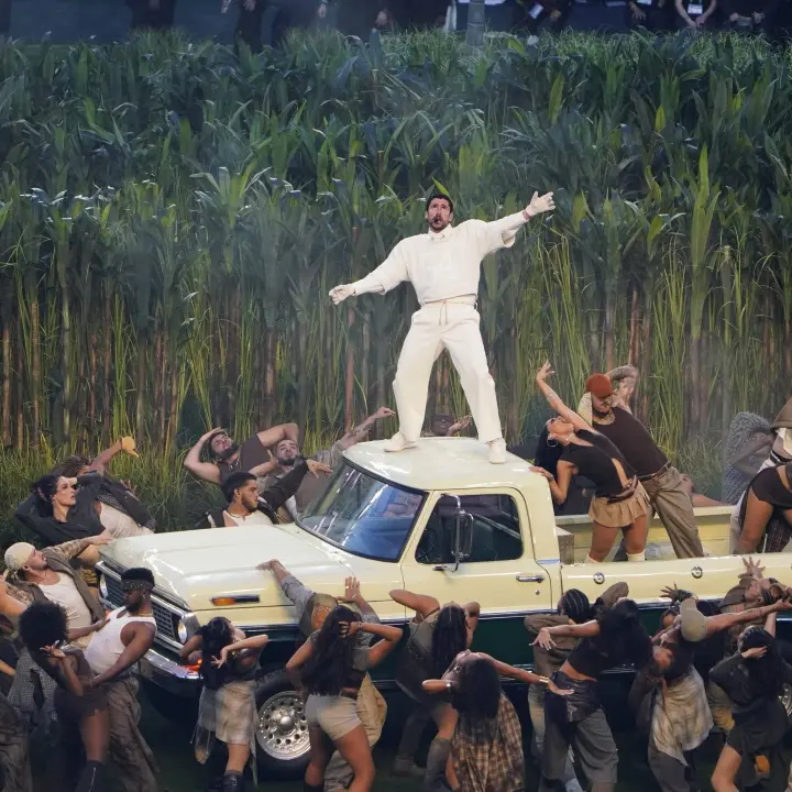 Il Super Bowl che ha fatto impazzire Trump: l’America multietnica in mondovisione e la bile del presidente\n