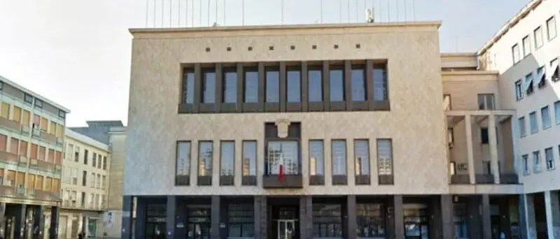 Cosenza, l’Amministrazione a D’Ippolito: «Strumentali le polemiche sugli uffici chiusi. Vuole solo attaccare Caruso»