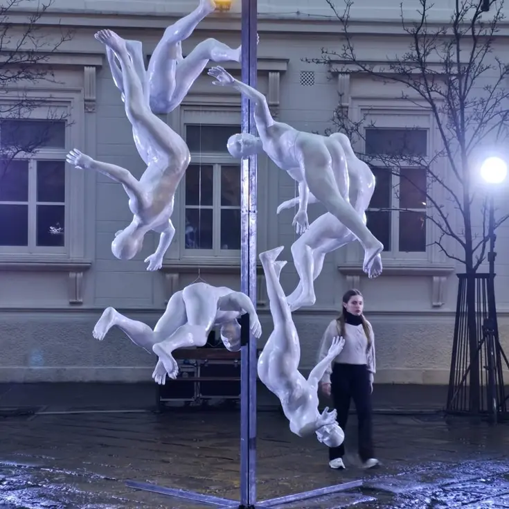 Corpi sospesi, memoria che cade: a Trieste l'opera dell’accademia di Belle arti di Reggio per non dimenticare la tragedia delle foibe