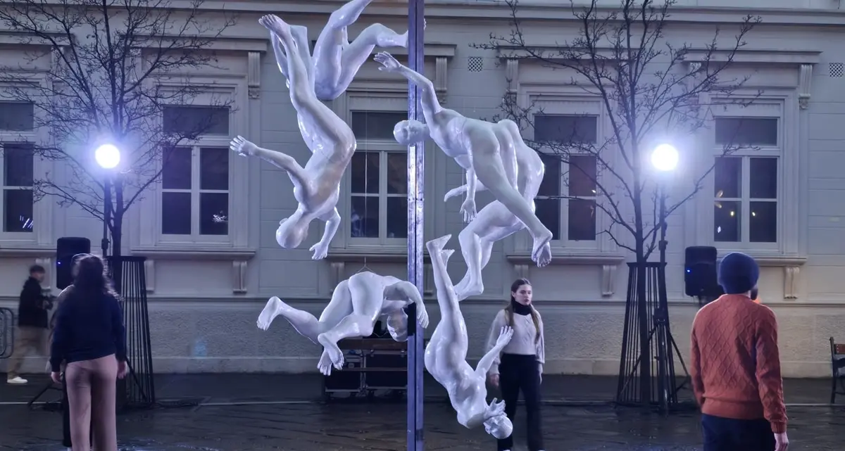 Corpi sospesi, memoria che cade: a Trieste l'opera dell’accademia di Belle arti di Reggio per non dimenticare la tragedia delle foibe