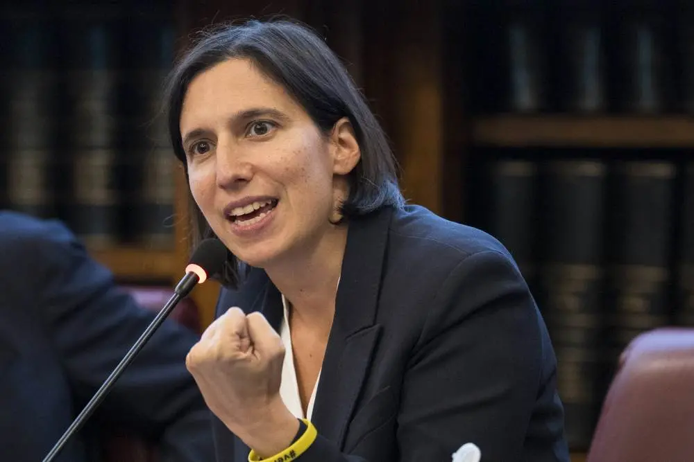 Schlein scende in piazza sul referendum giustizia: «Il governo vuole essere al di sopra della legge», mentre il centrodestra si incarta sul caso Guardiano\n