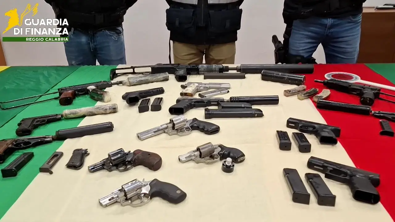 Armi, esplosivi e telecomandi per detonazioni: scoperto arsenale nella Piana di Gioia Tauro\n