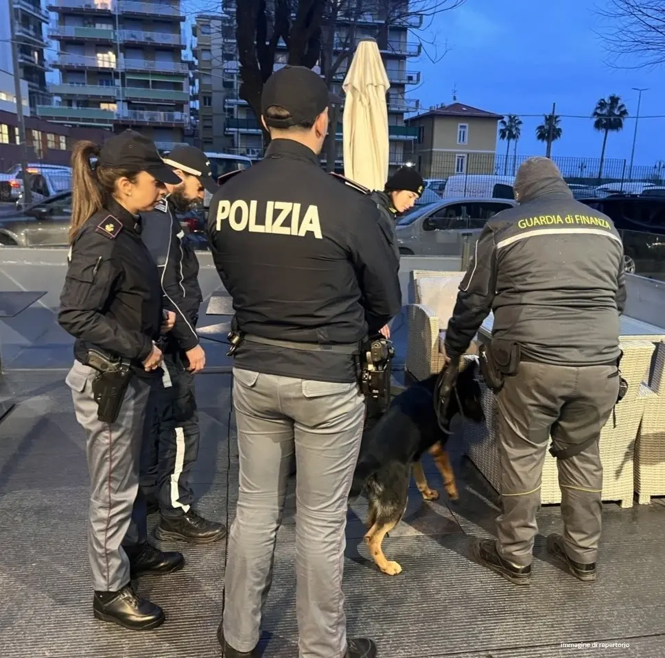 Sicurezza nei luoghi di pubblico spettacolo: sanzionata una nota discoteca catanzarese a seguito di controlli straordinari interforze\n