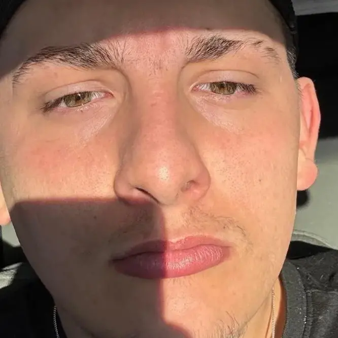 Zoe uccisa dal fidanzato violento: le contraddizioni e la confessione di Alex Manna\n