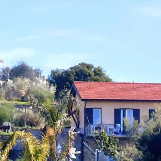 Bimba di due anni trovata morta in casa a Imperia, arrestata la mamma: traumi sul corpo della piccola\n