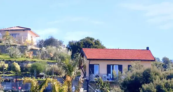 Bimba di due anni trovata morta in casa a Imperia, arrestata la mamma: traumi sul corpo della piccola\n