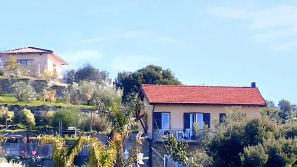 Bimba di due anni trovata morta in casa a Imperia, arrestata la mamma: traumi sul corpo della piccola\n