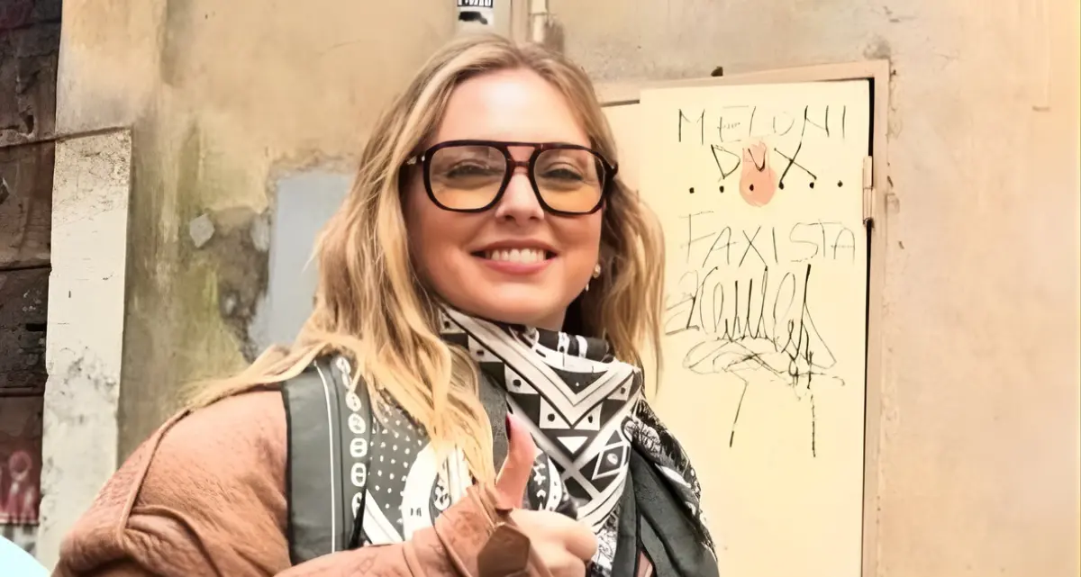 Chiara Ferragni posa davanti a “Meloni Dux fascista”, poi cancella la foto: svista o messaggio?\n