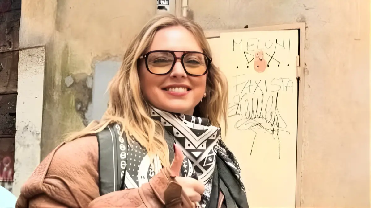 Chiara Ferragni posa davanti a “Meloni Dux fascista”, poi cancella la foto: svista o messaggio?\n