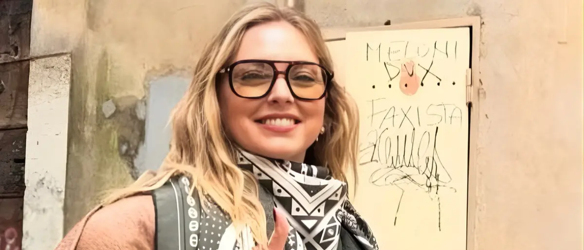 Chiara Ferragni posa davanti a “Meloni Dux fascista”, poi cancella la foto: svista o messaggio?\n