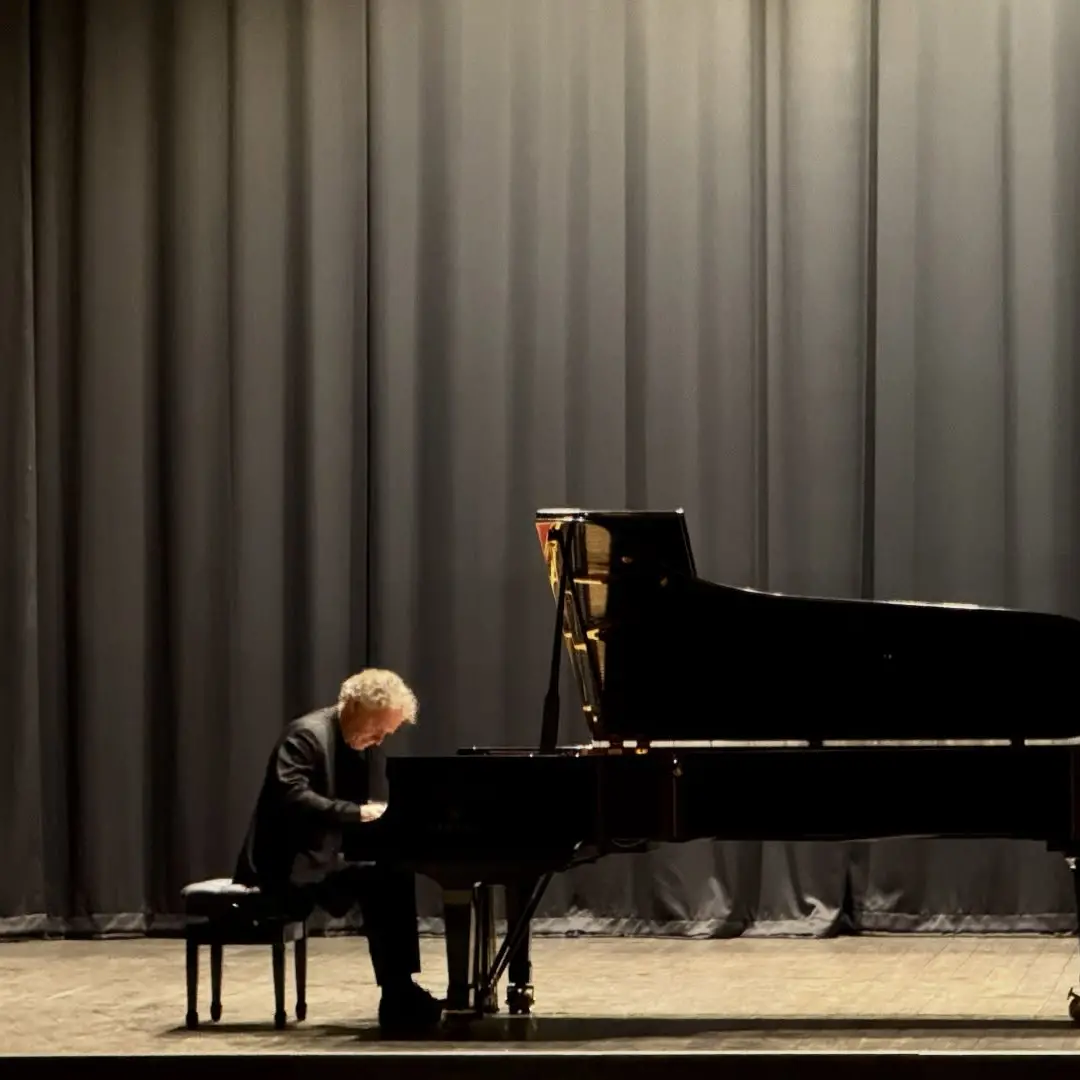 Un concerto di rara intensità al Comunale di Vibo:\u00A0Andrea Lucchesini interpreta Schubert e Chopin nel segno di Maria Tipo\n