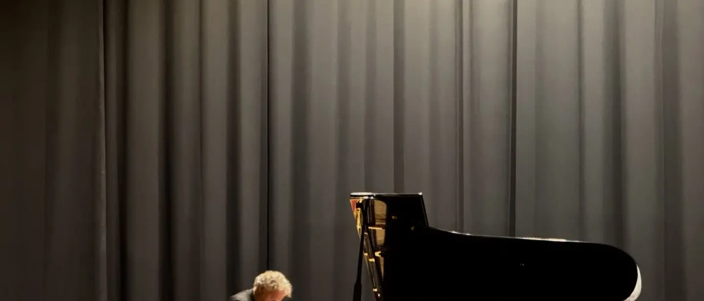 Un concerto di rara intensità al Comunale di Vibo:\u00A0Andrea Lucchesini interpreta Schubert e Chopin nel segno di Maria Tipo\n