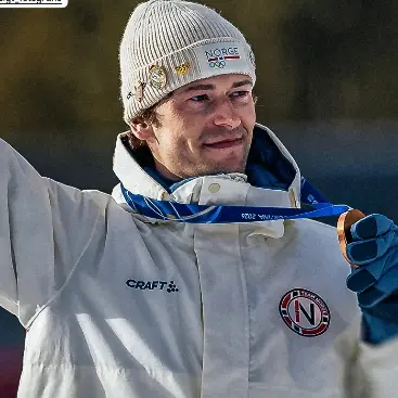 Bronzo nel biathlon, oro nelle corna: alle Olimpiadi Lægreid tradisce la fidanzata e lo confessa in diretta tv\n