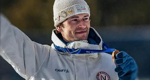 Bronzo nel biathlon, oro nelle corna: alle Olimpiadi Lægreid tradisce la fidanzata e lo confessa in diretta tv\n