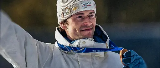 Bronzo nel biathlon, oro nelle corna: alle Olimpiadi Lægreid tradisce la fidanzata e lo confessa in diretta tv\n