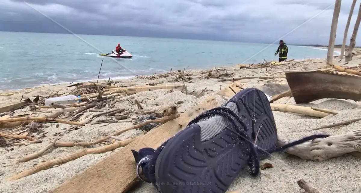 «C’erano persone incastrate sotto la barca, ci siamo tuffati per salvarle»,\u00A0parla il primo carabiniere arrivato sulla spiaggia\u00A0di Cutro\n