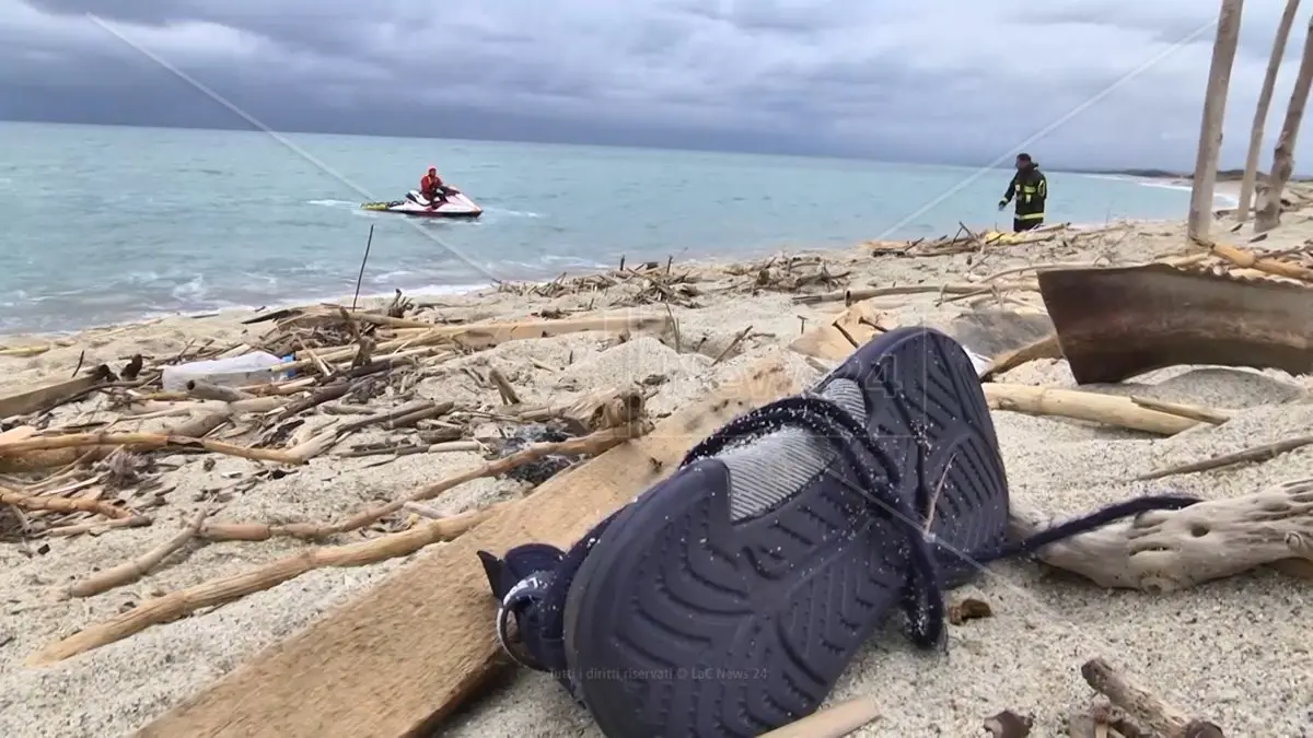 «C’erano persone incastrate sotto la barca, ci siamo tuffati per salvarle»,\u00A0parla il primo carabiniere arrivato sulla spiaggia\u00A0di Cutro\n