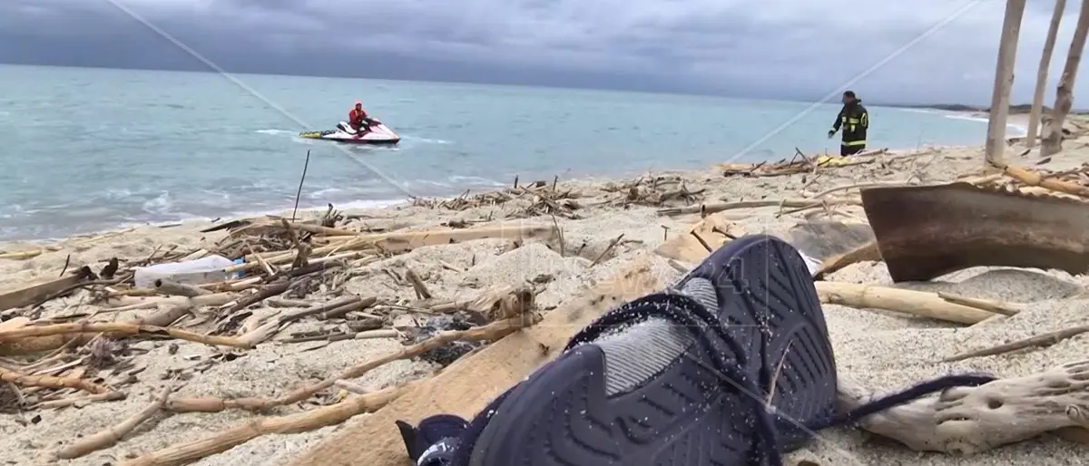 «C’erano persone incastrate sotto la barca, ci siamo tuffati per salvarle»,\u00A0parla il primo carabiniere arrivato sulla spiaggia\u00A0di Cutro\n
