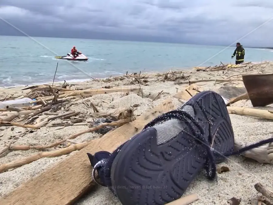 «C’erano persone incastrate sotto la barca, ci siamo tuffati per salvarle», parla il primo carabiniere arrivato sulla spiaggia di Cutro