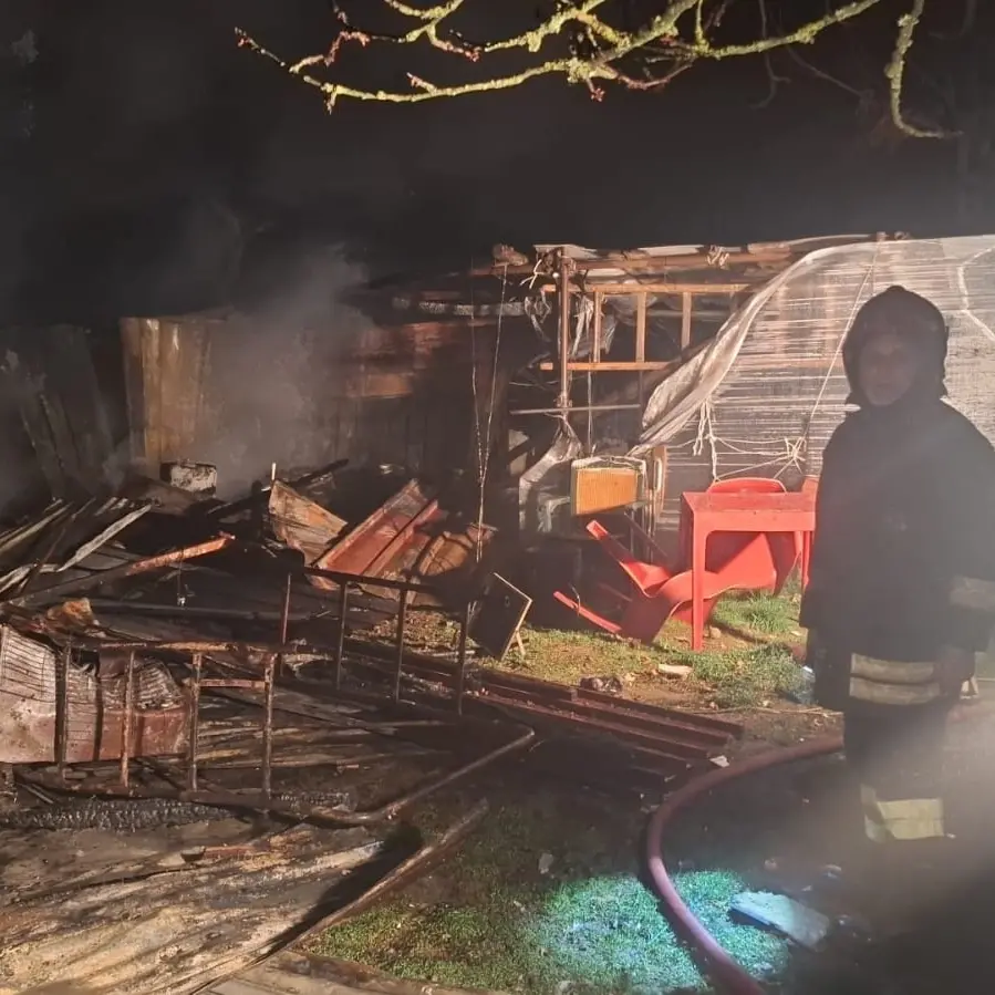 Incendio a Soveria Mannelli, le fiamme distruggono un deposito agricolo situato vicino ad alcune abitazioni\n