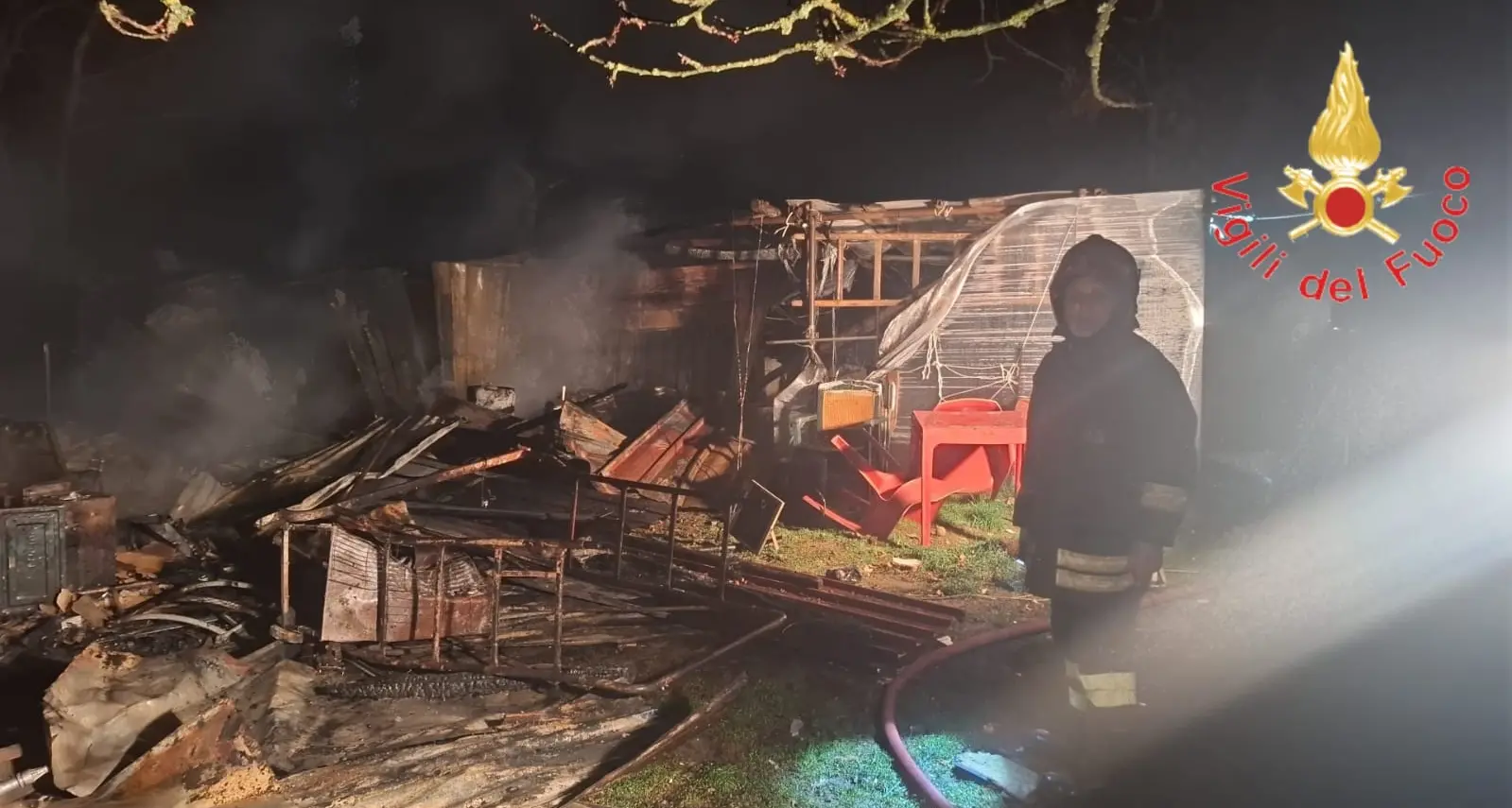 Incendio a Soveria Mannelli, le fiamme distruggono un deposito agricolo situato vicino ad alcune abitazioni\n