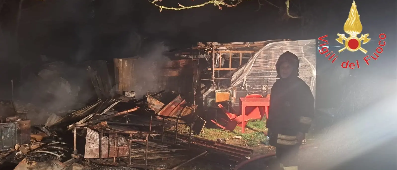 Incendio a Soveria Mannelli, le fiamme distruggono un deposito agricolo situato vicino ad alcune abitazioni\n