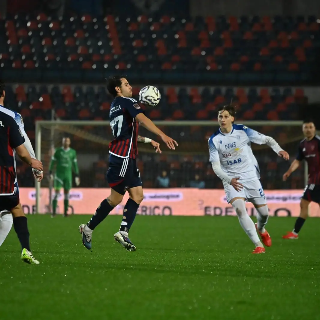 <p>Cosenza-Siracusa, Emmausso timbra il cartellino e regala i 3 punti ai lupi: al Marulla è 1-0</p>