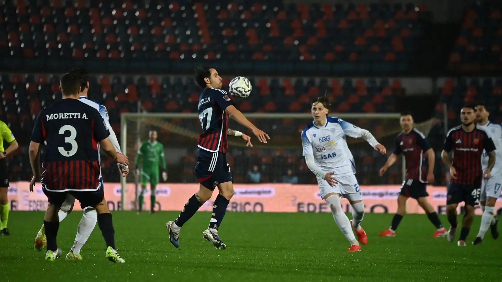 Azione di gioco tra Cosenza e Siracusa