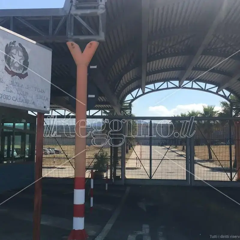 Reggio, due aggressioni nel carcere di Arghillà: tre poliziotti feriti\n
