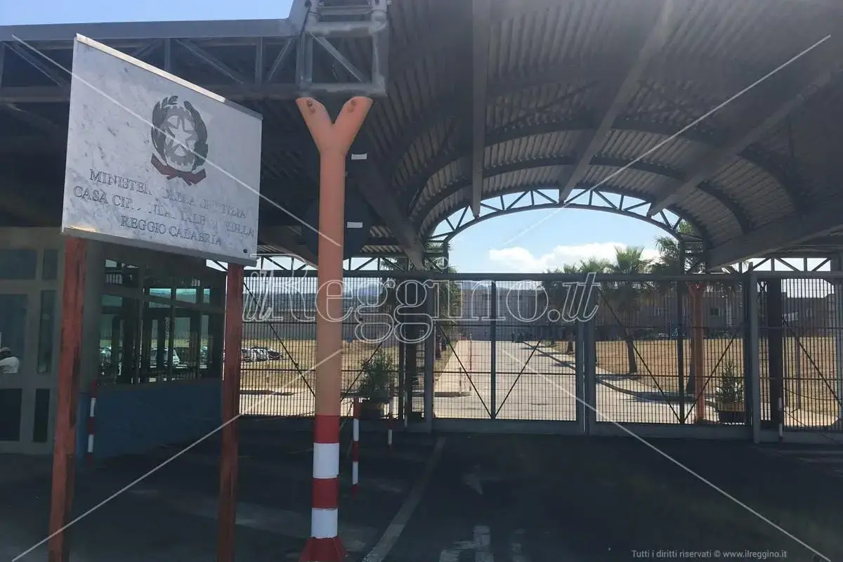 Reggio, due aggressioni nel carcere di Arghillà: tre poliziotti feriti\n