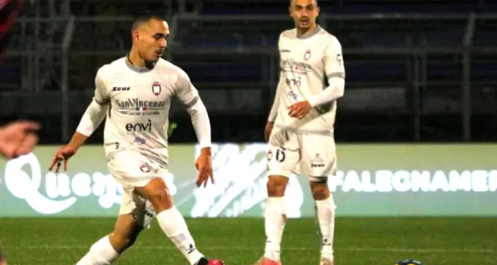 Il Crotone in 10 trova il pareggio\u00A0a Caserta,\u00A0gli squali recuperano due volte lo svantaggio: finale\u00A02 a 2\n