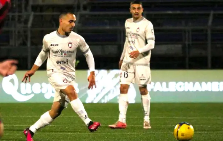 Il Crotone in 10 trova il pareggio\u00A0a Caserta,\u00A0gli squali recuperano due volte lo svantaggio: finale\u00A02 a 2\n