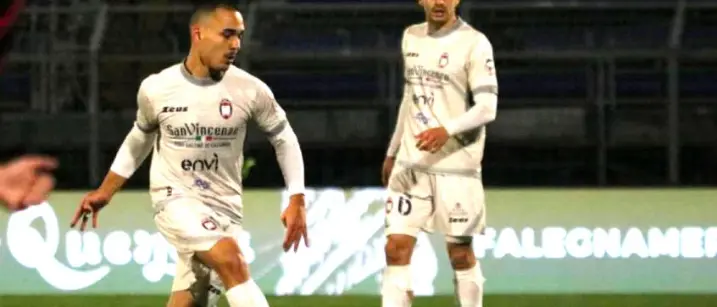 Il Crotone in 10 trova il pareggio\u00A0a Caserta,\u00A0gli squali recuperano due volte lo svantaggio: finale\u00A02 a 2\n