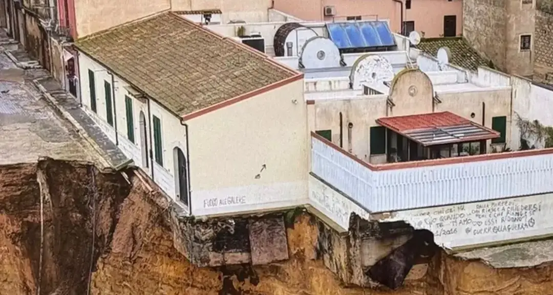 Niscemi, la frana che smaschera l’Italia delle emergenze: prevenzione dimenticata, grandi opere intoccabili\n