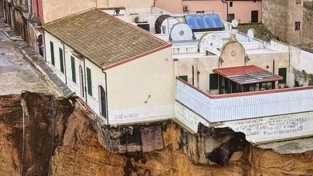 Niscemi, la frana che smaschera l’Italia delle emergenze: prevenzione dimenticata, grandi opere intoccabili\n