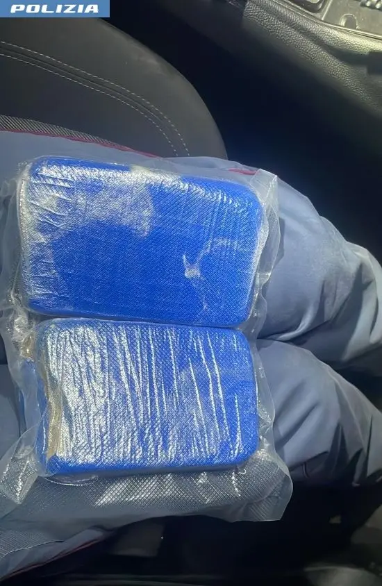 Con due panetti di droga sintetica in auto, arrestato a Stalettì un uomo di Simeri Crichi\n