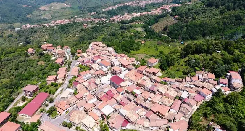 Polia sfida il caro carburanti: un distributore comunale per\u00A0risparmi fino a 20 centesimi al litro. Il precedente in Abruzzo diventato un caso nazionale\n