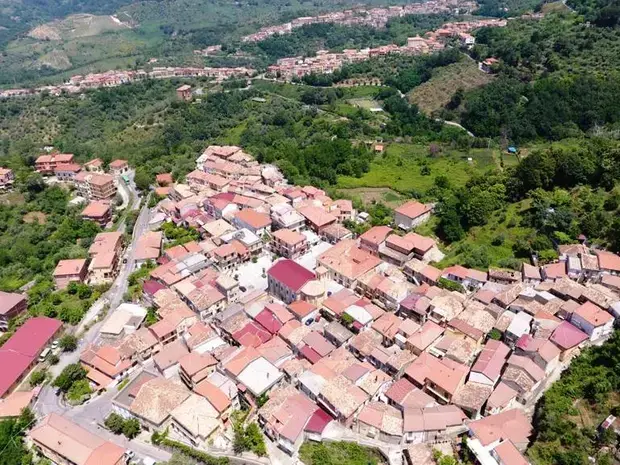 Frana a Polia, strada chiusa in località ponte Santoro. Il sindaco: «Rischi per l’utenza»