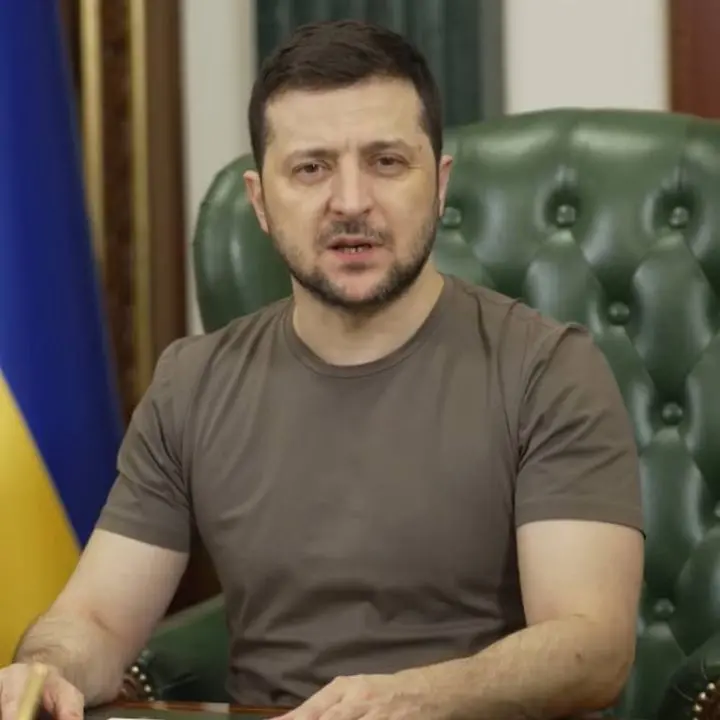 Zelensky pensa a elezioni e referendum: il Financial Times parla di annuncio il 24 febbraio, ma Kiev frena