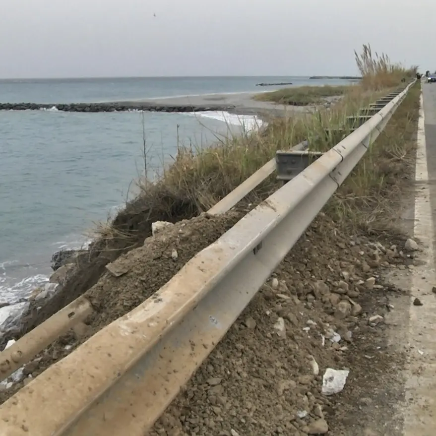<p>Il mare divora le coste nonostante un piano da decine di milioni: la mappa dei ritardi (e dei rischi) che interessa anche il Catanzarese</p>