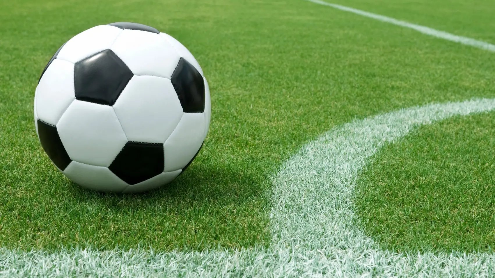 Arbitro di Locri picchiato in campo, per lui frattura del setto nasale\n