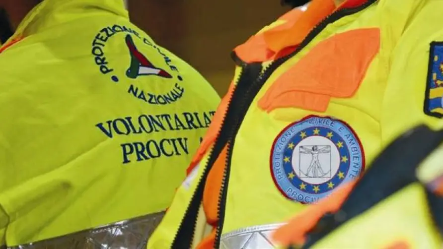 Allerta arancione sul Tirreno: venti forti e mareggiate, la Protezione Civile invita alla prudenza\n
